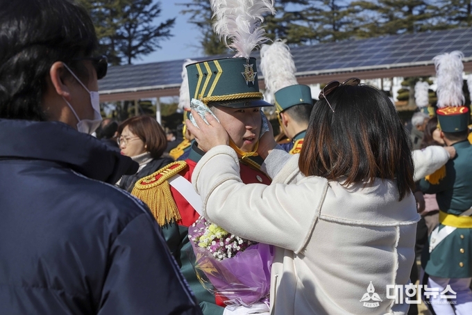 아들 쌀쌀한 날씨에 고생했어 입학 축하해.