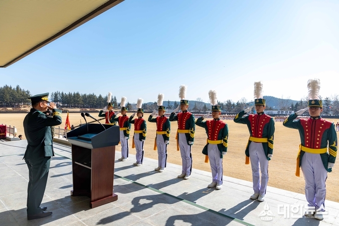 방성대 학교장이 성적 및 충성기초훈련 우수자에게 상장을 수여하고 있다.