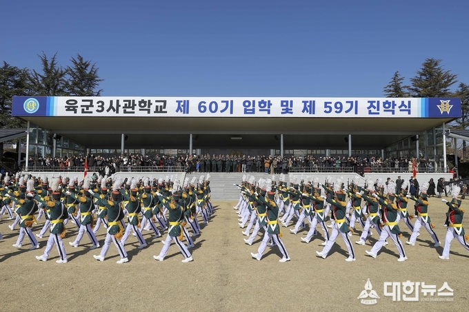 육군3사관학교 생도들이 제60기 입학식에서 분열을 실시하고 있다.