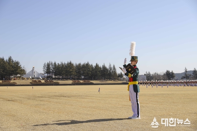 제60기 사관생도 입학식에서 대표생도가 입학선서를 하고 있다.