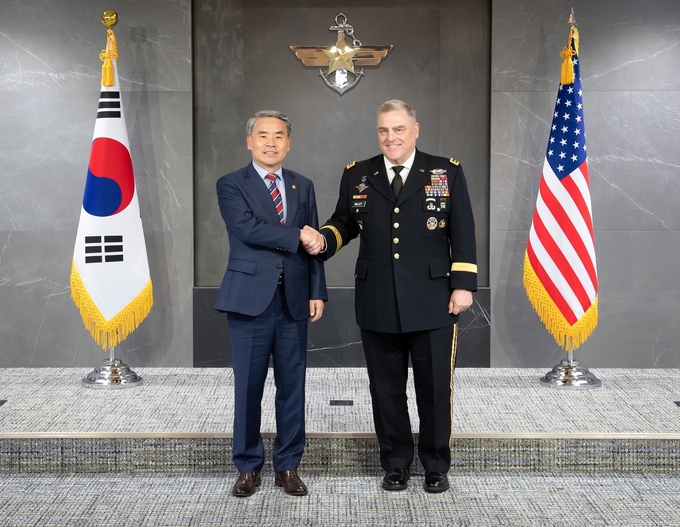이종섭 국방부장관이 15일 서울 국방부 청사에서 마크 밀리 미국 합참의장을 접견, 악수하며 기념촬영하고 있다.