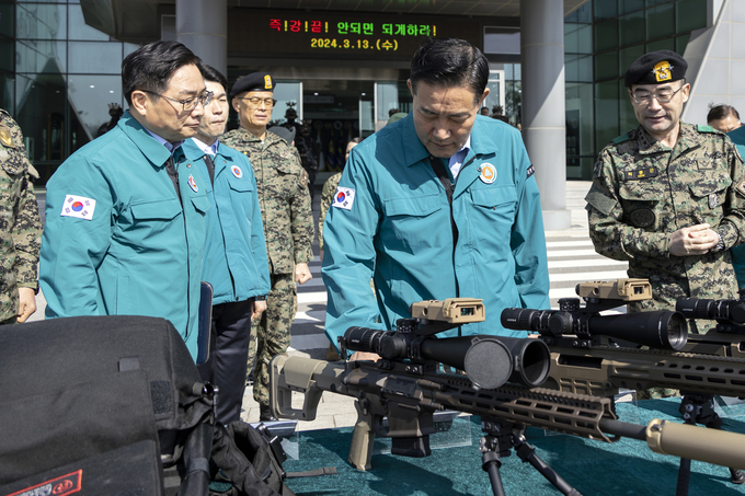 신원식 국방부 장관이 13일 대비 태세 점검을 위해 경기 이천시 육군특수전사령부를 방문, 저격수용 총기를 살펴보고 있다.