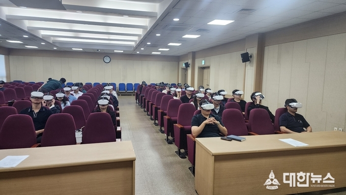 대구도시개발공사 직원들이 지난 4일 산업현장의 다양한 재해 상황을 체험하는 VR(가상현실)을 활용한 안전교육을 받고 있다. (사진=대구도시개발공사 제공)