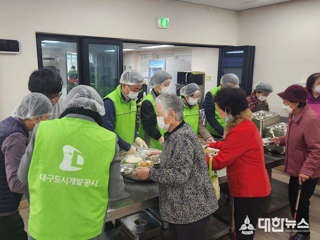 대구도시개발공사 청아람 봉사단원들이 취약계층 어르신들을 위한 온기나눔 무료급식 봉사활동을 펼치고 있다. (사진=대구도시개발공사 제공)
