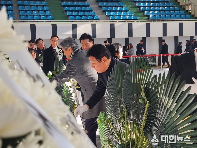 1일 강대식 국민의힘 대구시당위원장이 분향을 하고 있다. 국민의힘 대구시당 제공