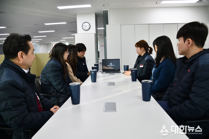2일 오전 HS화성 직원들이 각 사무실에서 팀 단위로 영상을 통해 시무식을 참석하고 있다. HS화성 제공