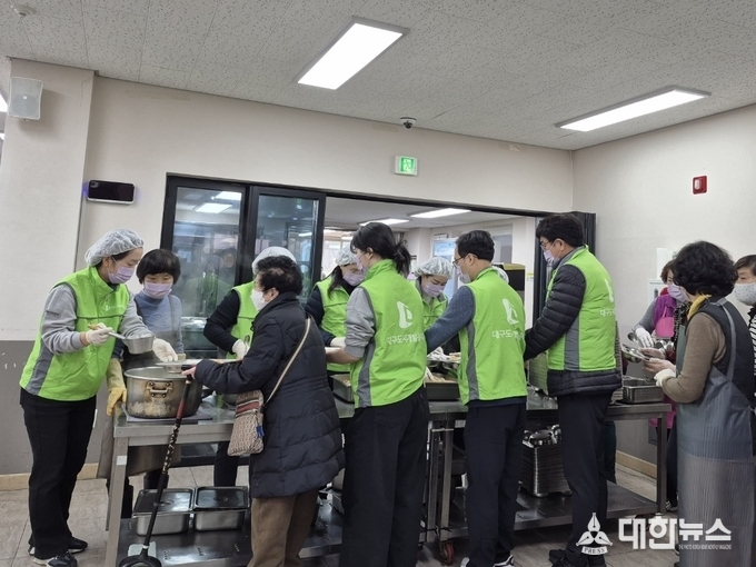 대구도시개발공사 청아람봉사단이 달서구 상인종합시회복지관을 찾아 취약계층 어르신들을 위한 무료급식 봉사를 하고 있다. 대구도시개발공사 제공