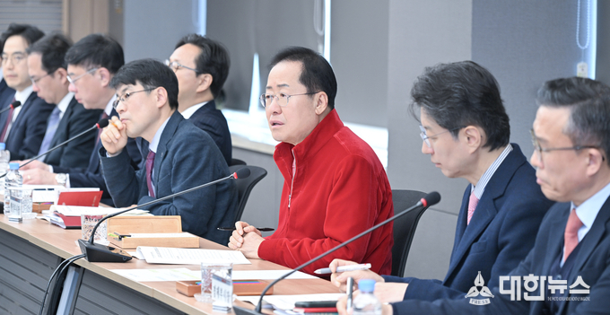 3일 대구시 산격청사 대회의실에서 열린 간부회의에서 홍준표 대구시장이 실국장들에게 업무를 지시하고 있다. 대구시 제공