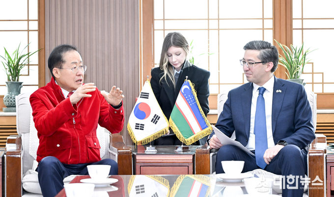 알리셰르 압두살로모프 주한우즈베키스탄대사가 5일 대구시를 방문해 홍준표 대구시장과 면담을 나누고 있다. 대구시 제공