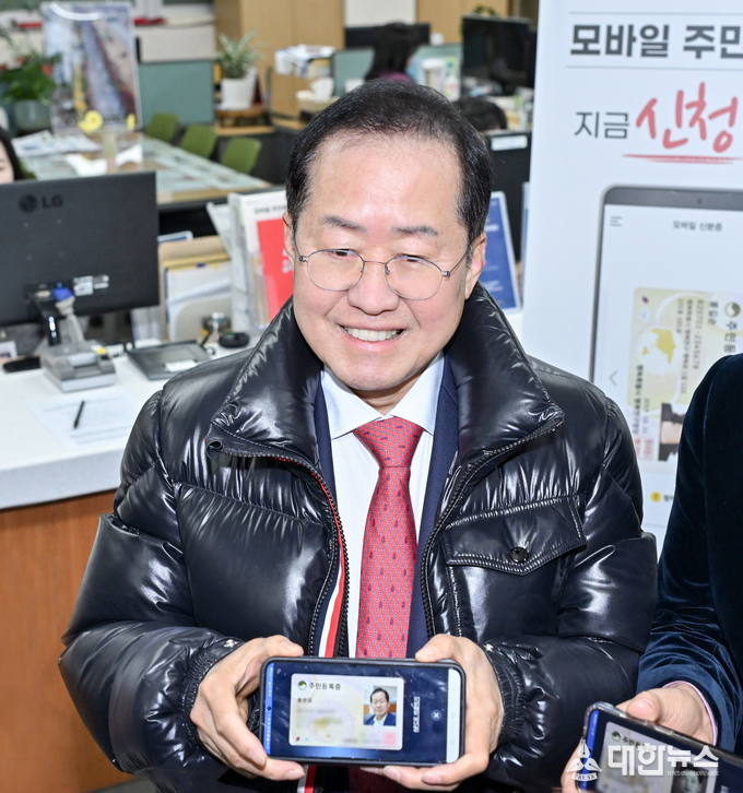 홍준표 대구시장이 14일 모바일 주민등록증 대구 1호를 신청해 받고 있다. 대구시 제공