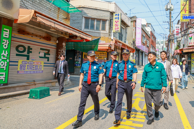 김수환 부산경찰청장은 남부경찰서 관할 감만1재개발구역 내 빈집 밀집 지역을 부산경찰청에서 새로 도입한 드론 영상 관제 차량과 함께 남부경찰서, 민간단체, 남구청 직원들과 합동으로 순찰하며 지역 치안 상황을 점검했다.