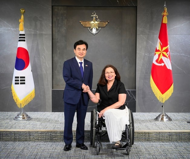 안규백(왼쪽) 국방부 장관이 18일 오후 서울 용산 국방부에서 태미 덕워스 미 상원의원을 면담하기에 앞서 기념촬영하고 있다. 국방부 제공