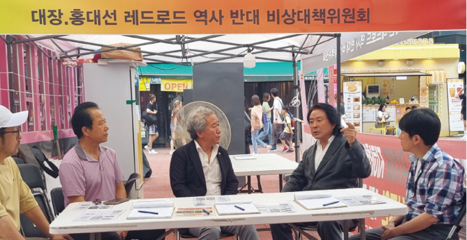 왼쪽부터 이태헌 비대위사무국장, 최차수 상임위원장, 조강훈 한국예총회장, 류경호 상임고문, 엄이태 공동위원장이 모여<br>
비상대책회의를 갖고 있다.