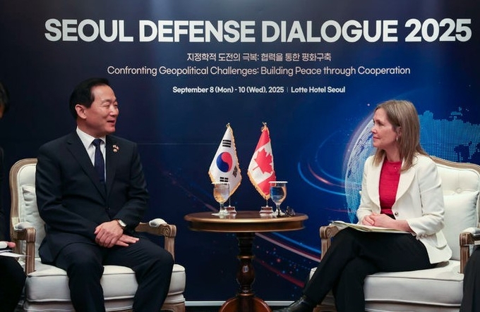 이두희 국방부 차관은 9일 서울안보대화(SDD) 참석 차 방한 중인 스테파니 벡 캐나다 국방차관과 양자회담을 가졌다. (사진=국방부 제공)