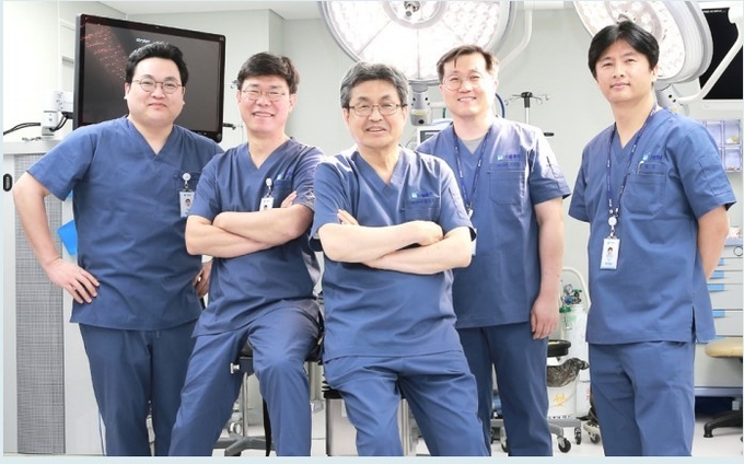 왼쪽부터 강탈장연구소 강현석 원장, 김창균 부원장, 강윤식 병원장, 배태석 부원장, 하광일 부원장 등 외과전문의.
