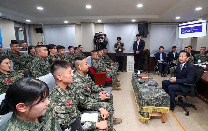 이두희 국방부 차관이 23일 해병대 연평부대를 방문, 간부 지원율 향상 및 복무여건 개선을 위한 현장 간담회를 하고 있다. (사진=국방부 제공)