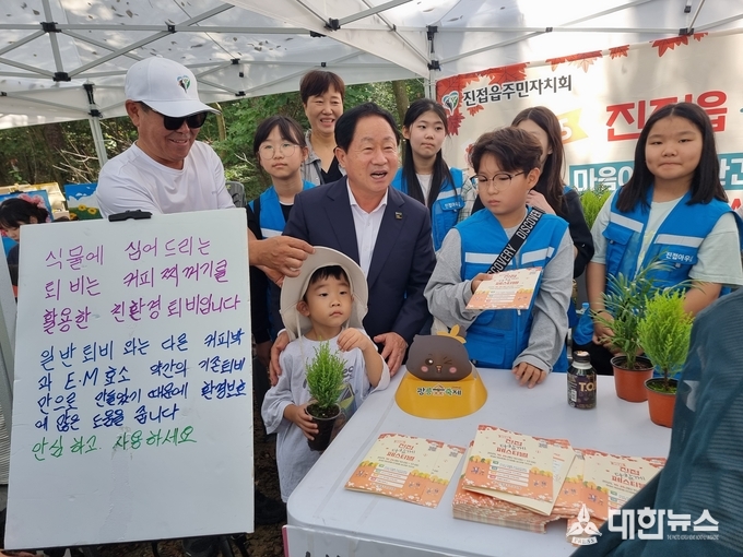 자원순환마을 만들기 부스에서 남양주시 주광덕 시장이 어린이들과 함께 환경에 관한 이야기를 나누기도 했다. 
