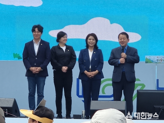 우측 끝 김병주 민주당 국회의원과 그외 남양주시의원들이 단상에 올라 축사를 전했다. 