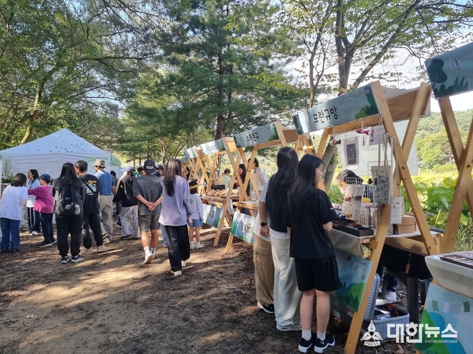 광릉숲 마을장 플리마켓에도 다양한 상품이 진열돼 보는 즐거움을 더했다. 