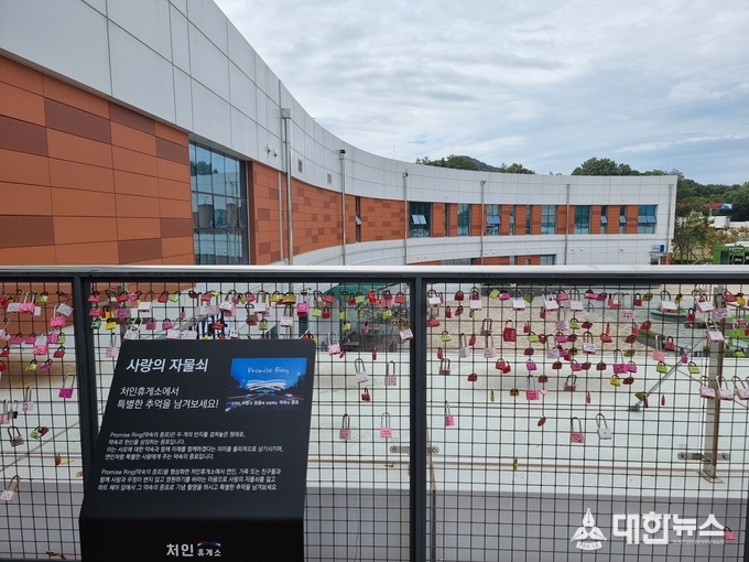 가족끼리 또는 연인끼리 사랑과 화목 그리고 영원을 약속하는 사랑의 자물쇠. 시간이 지나면 빽빽히 채워질 열쇠가 상상된다.
