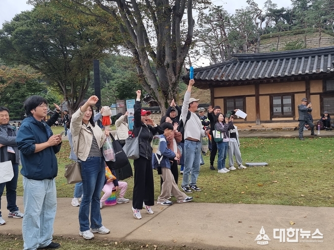 어린이들을 응원하는 학부형과 시민들.