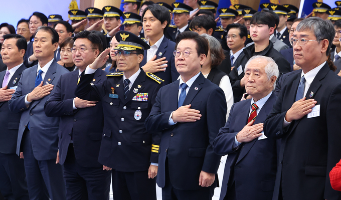 이재명 대통령이 21일 서울 서대문구 경찰청에서 열린 80주년 경찰의 날 기념식에서 국민의례를 하고 있다. 