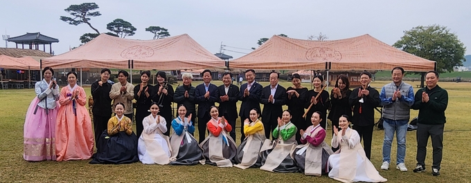 행사가 끝나고 기념촬영을 하고 있다.