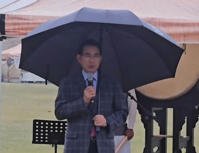 이완섭 서산시장이 우산을 쓰고 인사말을 하고 있다.