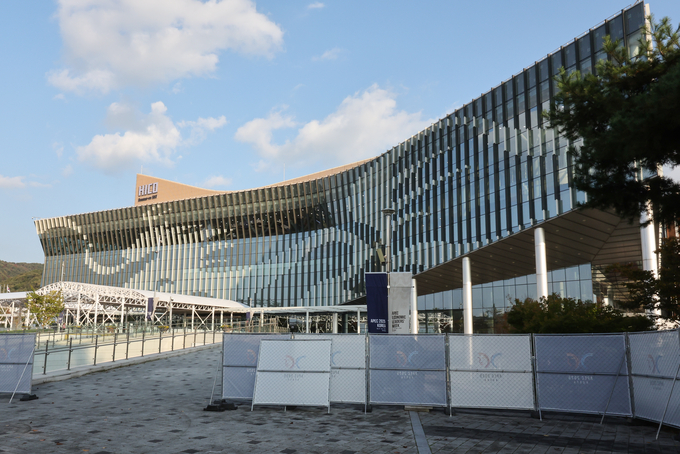 2025 경주 아시아태평양경제협력체(APEC) 정상회의 주간 개막을 하루 앞둔 26일 경북 경주 보문단지 내 경주화백컨벤션센터(HICO) 인근에 펜스가 설치돼 있다. 2025.10.26