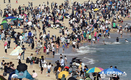 부산 해운대해수욕장에서 나들이객들