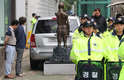 강제징용 노동자상, 소녀상 옆으로 옮기는 것 두고 경찰과 대립