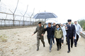 문 대통령, DMZ '평화의 길' 방문해 평화·번영 기원 ‘솟대’ 설치
