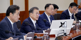 문 대통령 국무회의 주재 “비상한 각오로 경제상황 대처”
