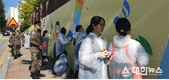 원주시 군 장병과 학생, 학부모가 함께한 학교담장 벽화그리기 한마당