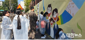 원주시 군 장병과 학생, 학부모가 함께한 학교담장 벽화그리기 한마당