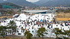 제천시 설 연휴 끝없는 인파…겨울왕국 제천은 '눈 반 사람 반'