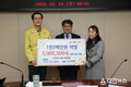 떡이야 정연우 대표, 신안군장학재단 장학기금 기탁릴레이 동참