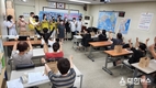 3040 봉사단과 100세 시대 봉사단이 충주열린학교 검정고시 응시생들을 위해 뭉쳤다