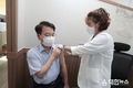 코로나19 4차 예방접종 독려…육동한 춘천시장 접종 완료