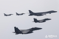미국 B-1B 전략폭격기 한반도 전개 下한국 공군 전투기(F-15K·KF-16)와 연합공중훈련 시행
