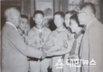 경무대를 방문해 이승만 대통령과 악수를 나누고 있는 대한소년단 간부 일행 (1957년 9월 5일)