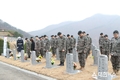 제50보병사단 예하 화랑여단장과 장병, 국립영천호국원에서 ‘국립묘지 무연고 묘소 릴레이 참배’ 참여