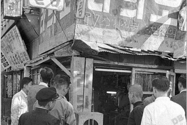 1964년 10월 22일 전파사 앞에서 도쿄올림픽 중계를 듣는 시민들