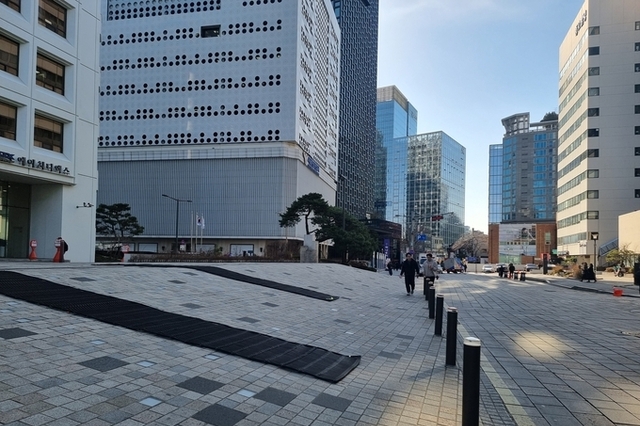 사진으로 읽는 풍경 –스쳐 지나던 도심이 역사의 광장이라니