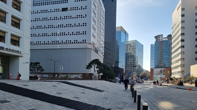 사진으로 읽는 풍경 –스쳐 지나던 도심이 역사의 광장이라니