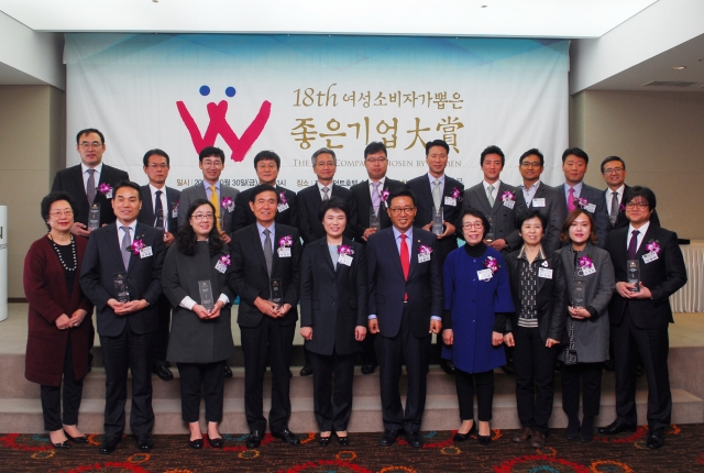 [하나투어]하나투어_이장연_전무(앞줄_왼쪽_네번째)가_2015_여성소비자가_뽑은_좋은_기업_대상을_수상하고_기념촬영에_임하고_있다.jpg