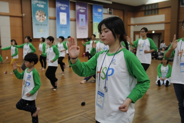 201501018_제10회_국제브레인HSP올림피아드(4)_좌우뇌_평형감각과_감정조절,_지구력_등을_평가하는_HSP_Gym_종목..JPG