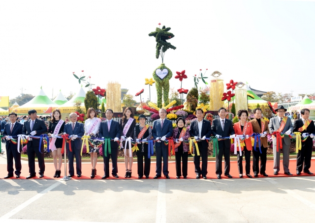 2014-10-18-인삼동산_테이프_컷팅3.jpg