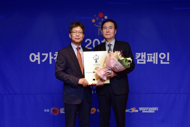 [사진설명]_이장연_하나투어_전무(사진_오른쪽)가_여가친화기업_인증서_수여_후_원용기_문화체육관광부_문화여가정책실장과_기념촬영을_하고_있다..jpg