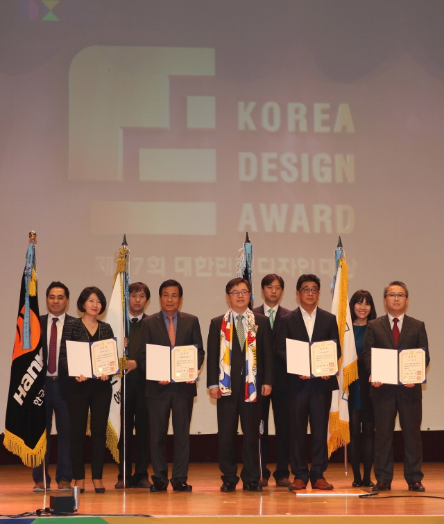 [일룸] 대한민국디자인대상 국무총리상_일룸 강성문 상무(앞줄 우측1번째)_02.jpg